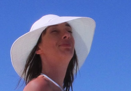Sonia avec un chapeau de plage