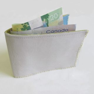 Portefeuille en cuir avec des billets de banque